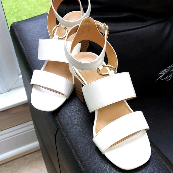 Apt. 9 Shoes - Women's size 9 shoes. Sandals. White.